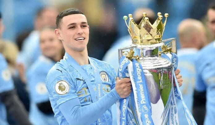 La madre del futbolista Phil Foden fue golpeada por unos sujetos que habían insultado a su hijo; todo quedó grabado. Foto: Redes sociales