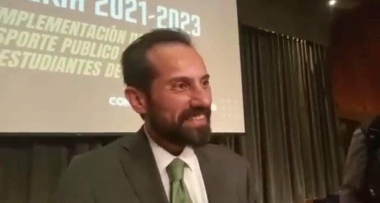 El secretario de Comunicaciones de San Luis Potosí fue captado cuando le contestaba de forma altanera a la prensa de su estado. Foto: Captura de video