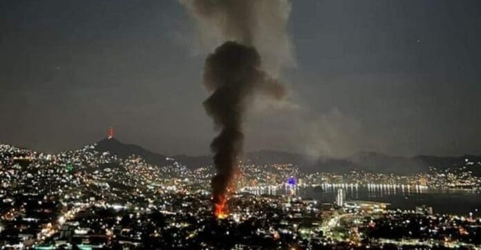 Un incendio consumió cerca de 100 locales en Acapulco; la gente asegura que los responsables son del crimen organizado.