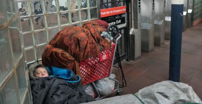 Anuncian plan para retirar a indigentes del metro de Nueva York