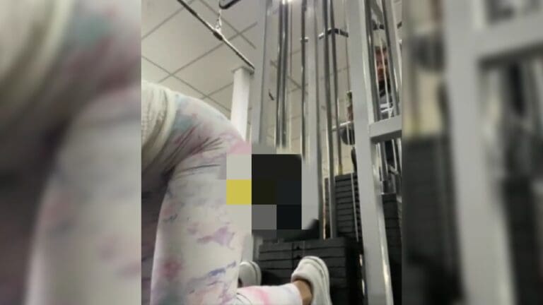 Mujer descubre a acosador grabándola en el gimnasio