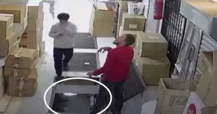 Empleado cae en agujero de almacén por distraído con el celular