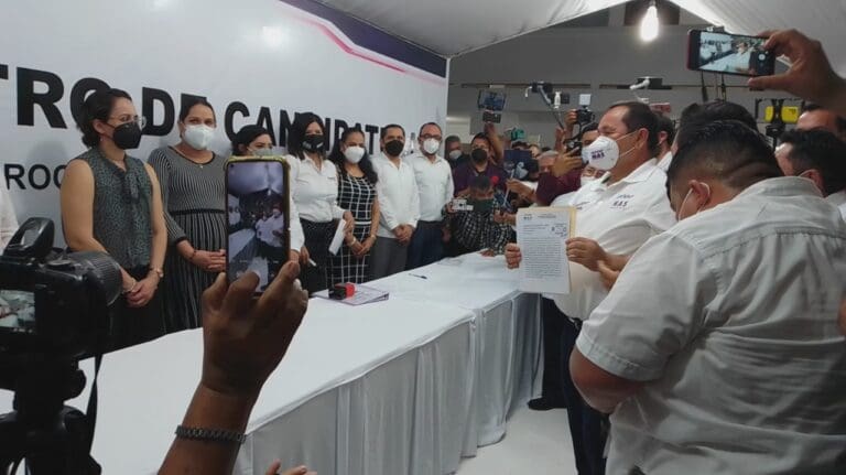 Nivardo Mena se registra como candidato a gobernador, va por el MAS