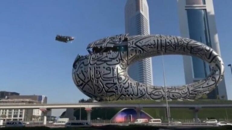VIDEO: Nave ingresa al Museo del Futuro en Dubái y causa revuelo