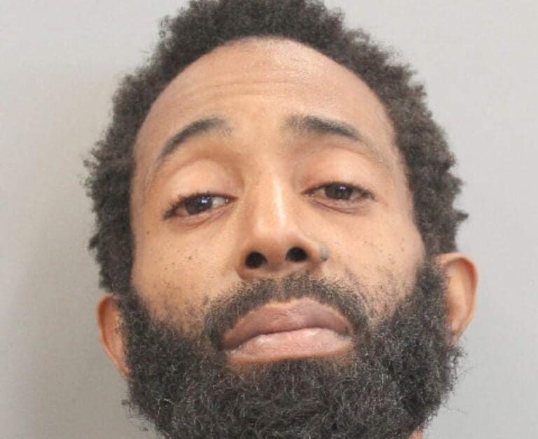 A un sujeto le robaron 20 dólares, quiso evitar que el ladrón escapara y se puso a disparar, pero a quien le dio fue a una niña, la mató. Foto: Policía de Houston