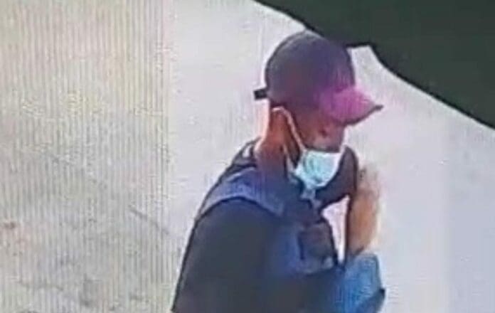 Difunden imagen del presunto pistolero que disparó contra una mujer este jueves en la Supermanzana 70 de Cancún, afuera de Tortas Goyo. Foto: SIM