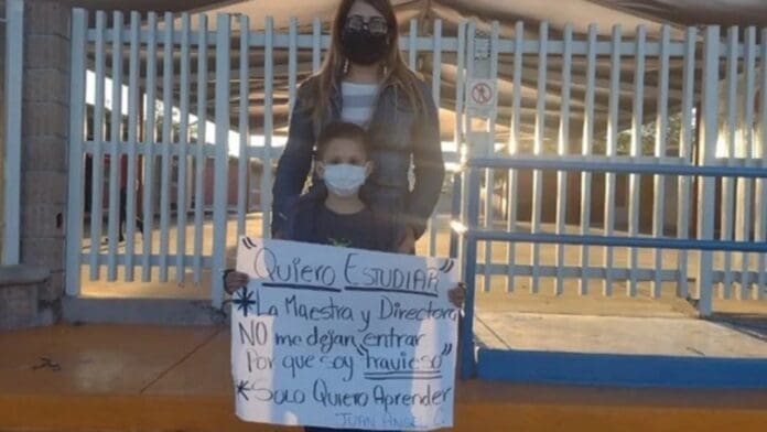 Prohíben a niño entrar a la escuela; dice que no lo dejan estudiar “por travieso”