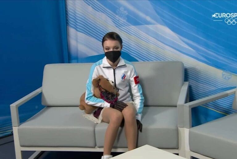 La campeona olímpica más triste de la historia: Anna Shcherbakova, nadie la abrazó ni felicitó
