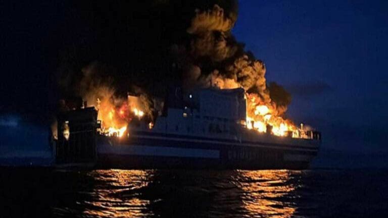 Barco con 291 personas a bordo se incendia en Grecia y hay 12 desaparecidos