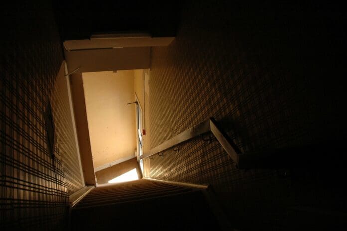 Encuentran a menor desaparecida en 2019; estaba en un hueco bajo las escaleras de una casa