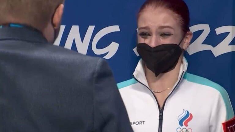 Beijing 2022: Explota patinadora rusa por medalla de plata, quería el oro