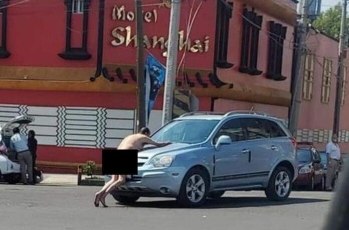 Un sujeto desnudo fue captado a las afueras de un motel; todos pensaban que estaba en medio de un pleito pasional, pero no. Foto: Redes sociales