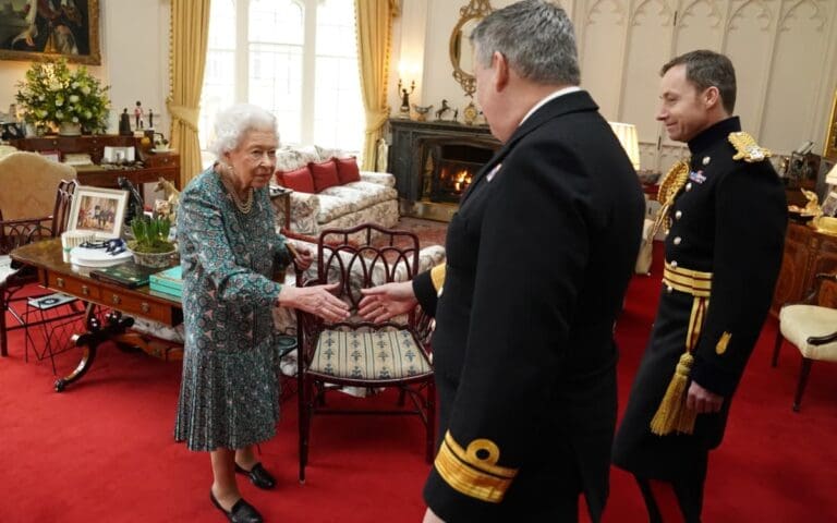 Reaparece la reina Isabel con bastón y bromea sobre su estado actual