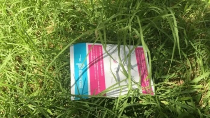 Joven roba dos casas, se le cae el carnet de vacunación en el camino, lo atrapan