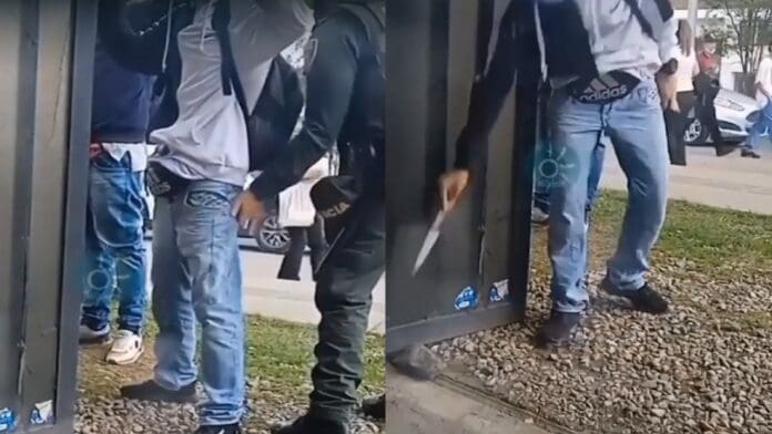 Exhiben a presunto ladrón escondiendo arma ante policías