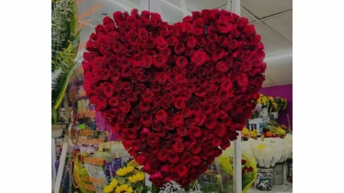 Mediante redes sociales, un usuario denunció que le robaron un arreglo de flores con forma de corazón y lleno de rosas de un panteón en Culiacán.