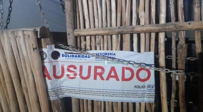 Un bar fue clausurado en Playa del Carmen por no respetar horario de cierre; tres personas fueron detenidas por consumir en el lugar. Foto: SP de Solidaridad