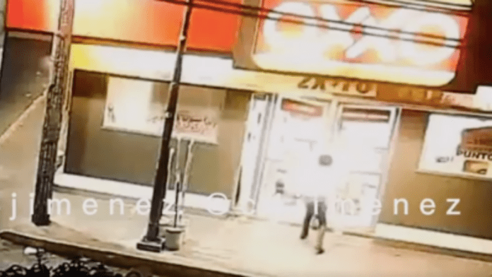 VIDEO: Hombre tira puerta de un Oxxo, lo roba y policías lo detienen