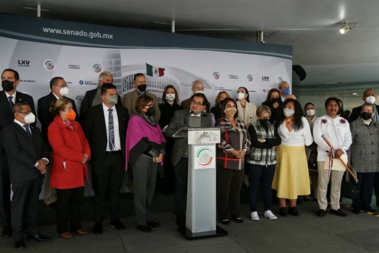 Periodistas abandonan conferencia de Morena en Senado ante ataques a la prensa