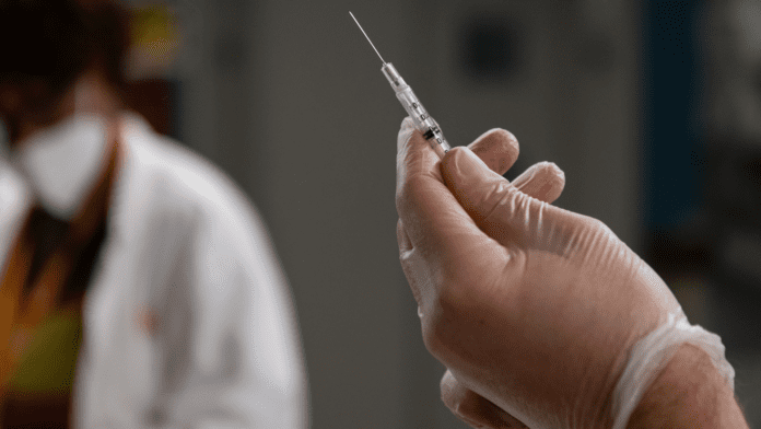 Despiden a 430 funcionarios por no aplicarse vacuna contra Covid-19