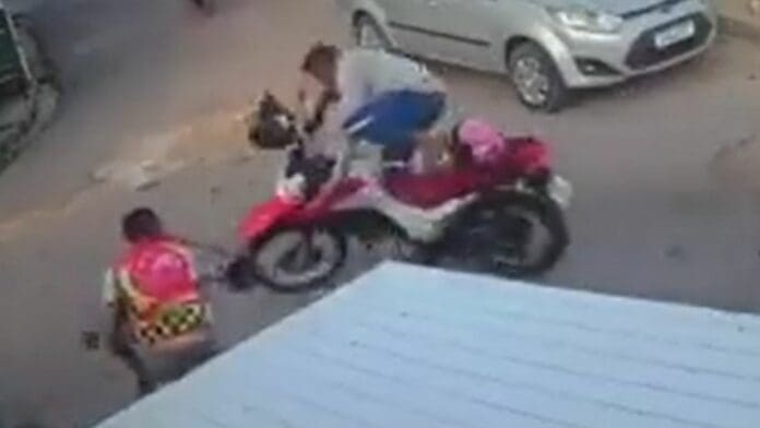 VIDEO: Le lanza un casco al ladrón y evita el robo de una motocicicleta