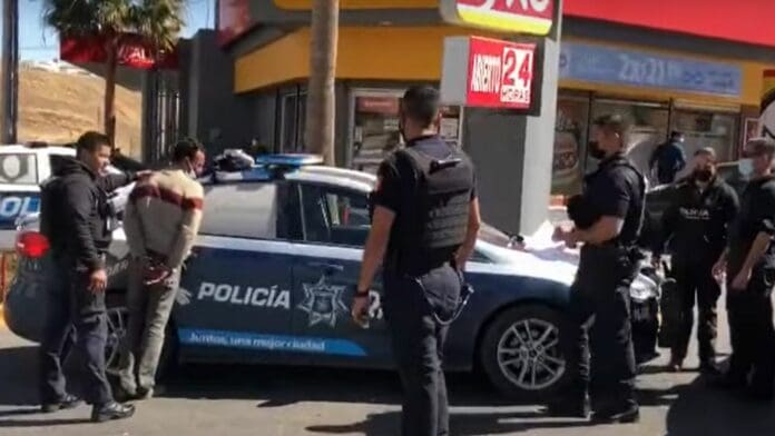 VIDEO: Hombre entra a un Oxxo y come varios productos, se niega a pagarlos