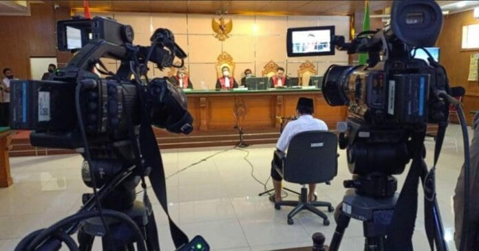 Un maestro fue condenado a cadena perpetua luego de ser hallado culpable de abusar de hasta 13 de sus alumnas menores de edad. Foto: EFE