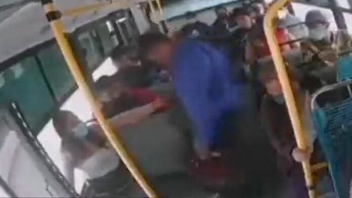 VIDEO: Ladrones asaltan unidad de transporte público y hasta los aretes se llevan