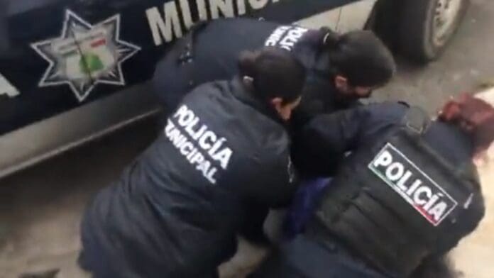 VIDEO: Policías detienen a adultos mayores con violencia durante clausura de local