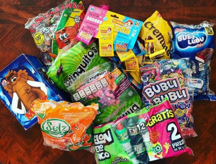 Adolescente gana 200 pesos al día vendiendo dulces en su escuela