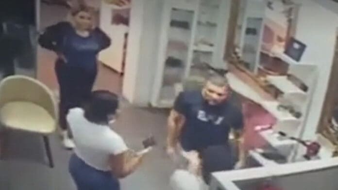 Se entra a golpes con estilista por ponerle extensiones con piojos a su esposa