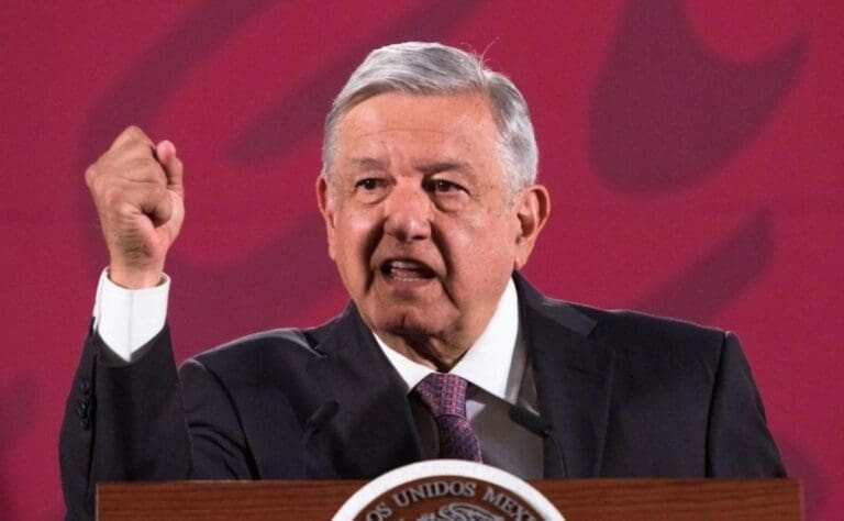 SIP exhorta a AMLO a suspender de inmediato prácticas dañinas contra periodistas en México