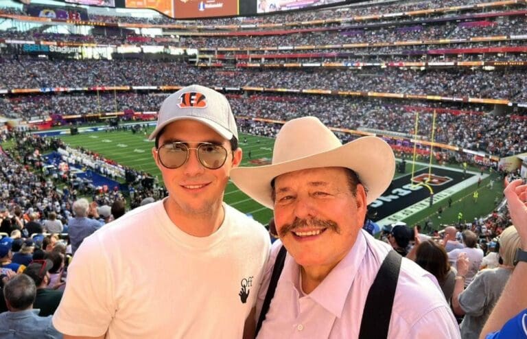 El polémico legislador Armando Guadiana dio a conocer que viajó con su hijo al Super Bowl; las redes criticaron su falta de austeridad. Foto: Redes de Armando Guadiana