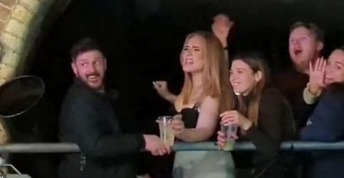 Captan a Adele ebria bailando pole dance en un club nocturno