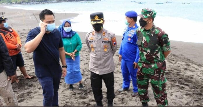 11 personas murieron ahogadas luego que 23 fueran arrastradas por una ola; les habían advertido no meterse al mar, lo ignoraron. Foto: AP