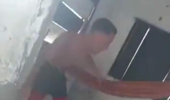 El asesino de un perrito fue captado mientras agredía al lomito; el sujeto ya es buscado pero hasta el momento está prófugo. Foto: Captura de video