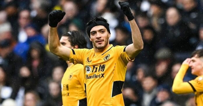 El delantero Raúl Jiménez anotó el primero de los dos goles con los que los Wolves vencieron este domingo al Tottenham Hotspur. Foto: Wolves