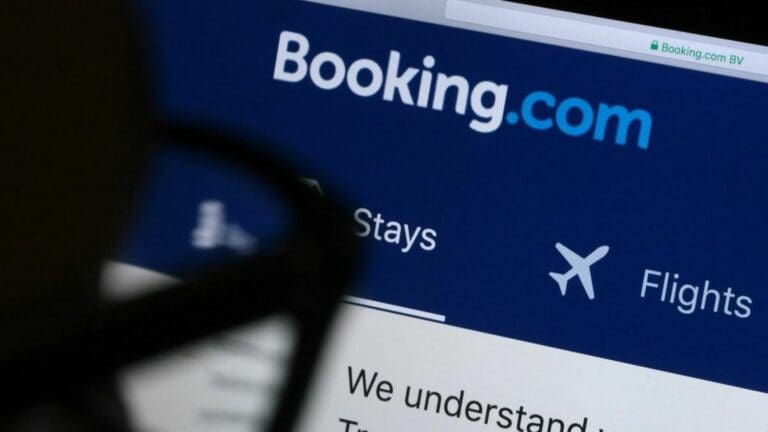 La empresa de turismo Booking.com, a través de su CEO, Glenn Fogel, despidió casi a la totalidad de sus empleados de atención al cliente, desde España, hasta Corea del Sur, lo que supone 2 mil 700 empleos.
