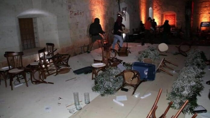 VIDEO: Maestros irrumpen en la boda de Elba Esther Gordillo y provocan graves destrozos