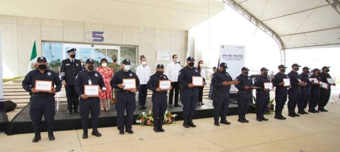 Quintana Roo condecora a 46 policías por méritos, acciones destacadas y años de servicio