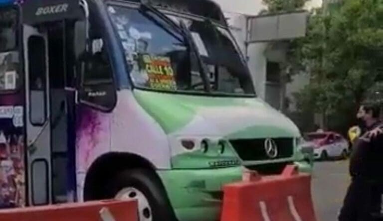 Video: Chofer de autobús casi atropella a empleados de gobierno de Cdmx