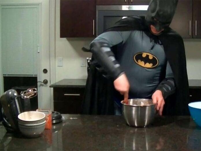 Se dejó la máscara, nunca supe su morbo la cita de la chica que conoció a Batman por Tinder