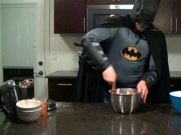 Se dejó la máscara, nunca supe su morbo la cita de la chica que conoció a Batman por Tinder