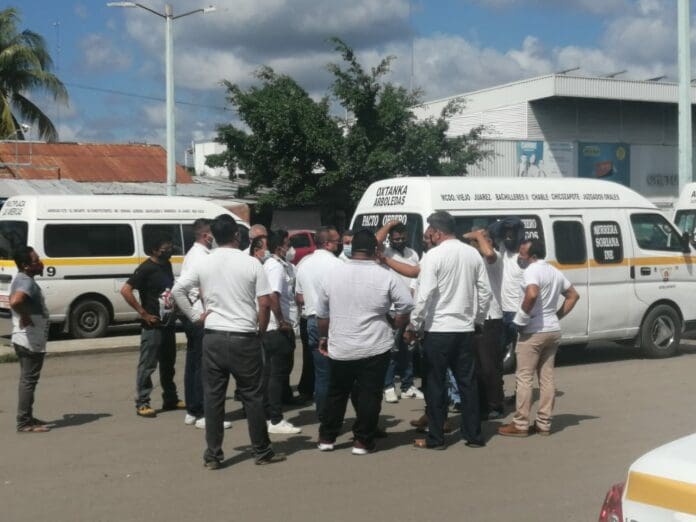 Choferes de combis en Chetumal se lanzan en paro, exigen alza en tarifas