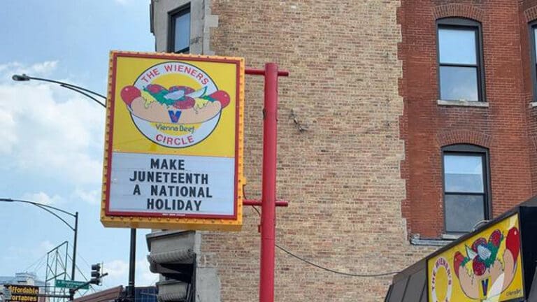 Le piden usar cubrebocas en un local de hot dogs; avienta una piedra como protesta