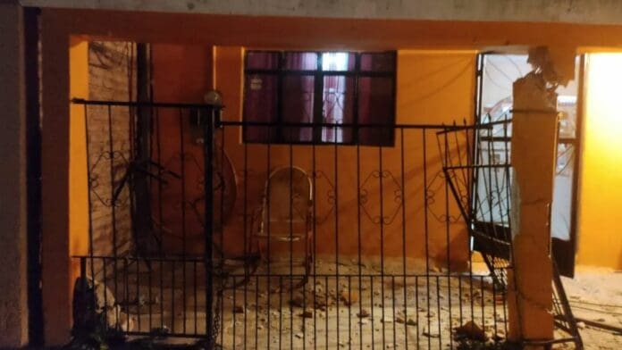 Conductor choca contra una vivienda en Sinaloa y luego se da a la fuga