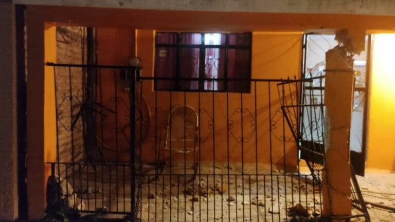 Conductor choca contra una vivienda en Sinaloa y luego se da a la fuga