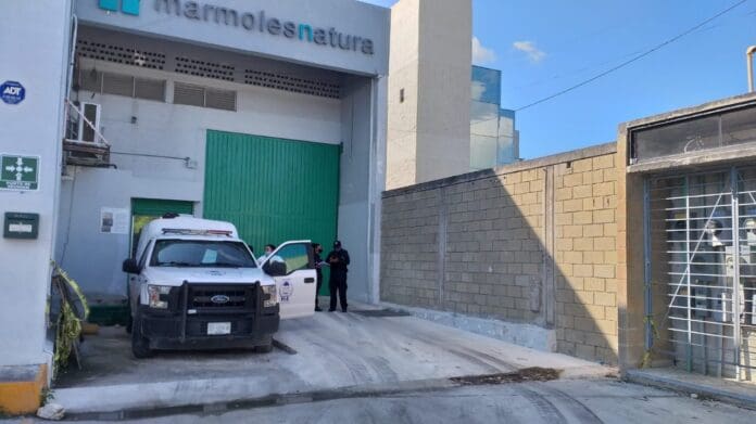 Muere trabajador aplastado por una placa de mármol en Cancún