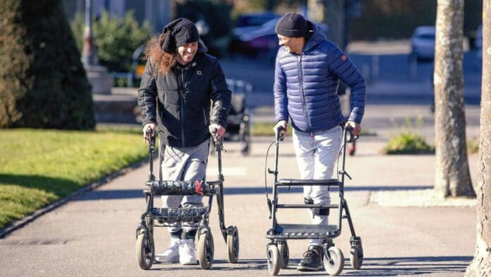 Tres parapléjicos vuelven a caminar gracias a implante con inteligencia artificial