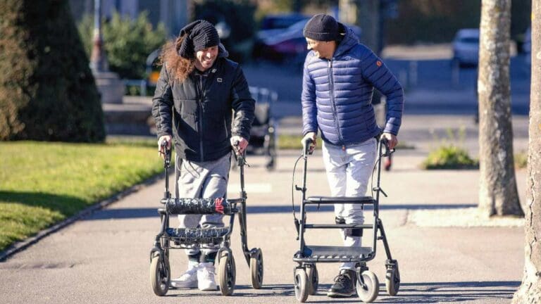 Tres parapléjicos vuelven a caminar gracias a implante con inteligencia artificial